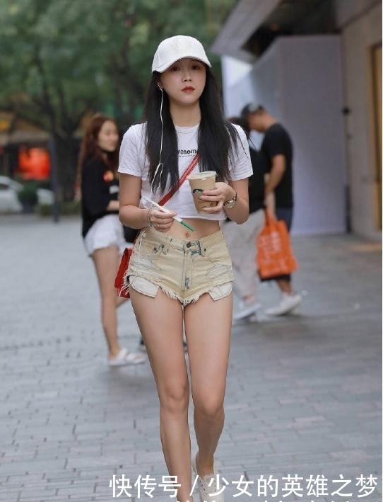  『性感』街拍：图2黑色吊带衫搭牛仔短裤，给性感可爱的小姐姐增加神秘感