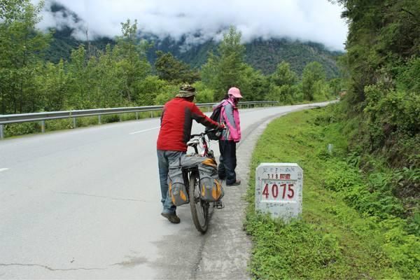 川藏线上的老司机不愿搭穷游女，套路太深，停下车就后悔了