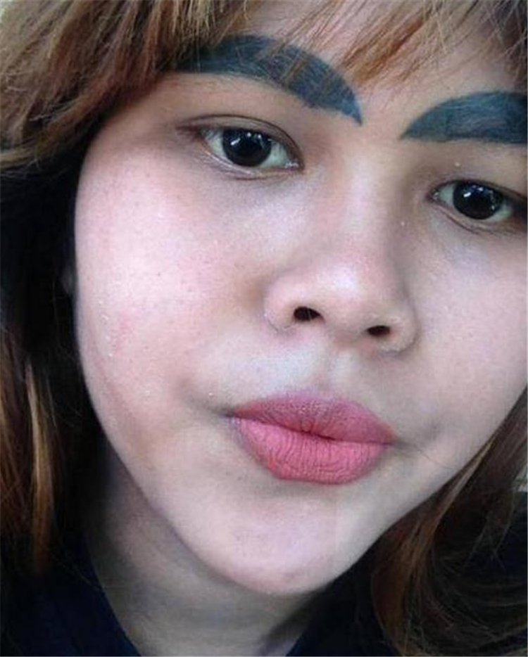 26岁女子做纹眉手术结果变成“关公”，让她哭笑不得