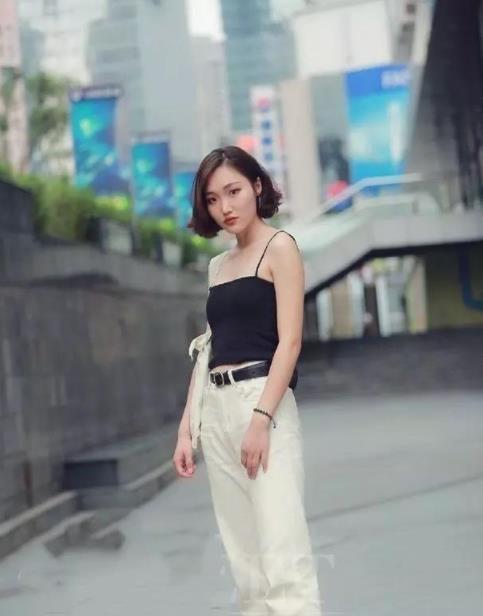 小美女■街拍:白色抹胸衣搭配黑色破洞紧身裤,肌肤如玉,小美女笑容甜美可爱