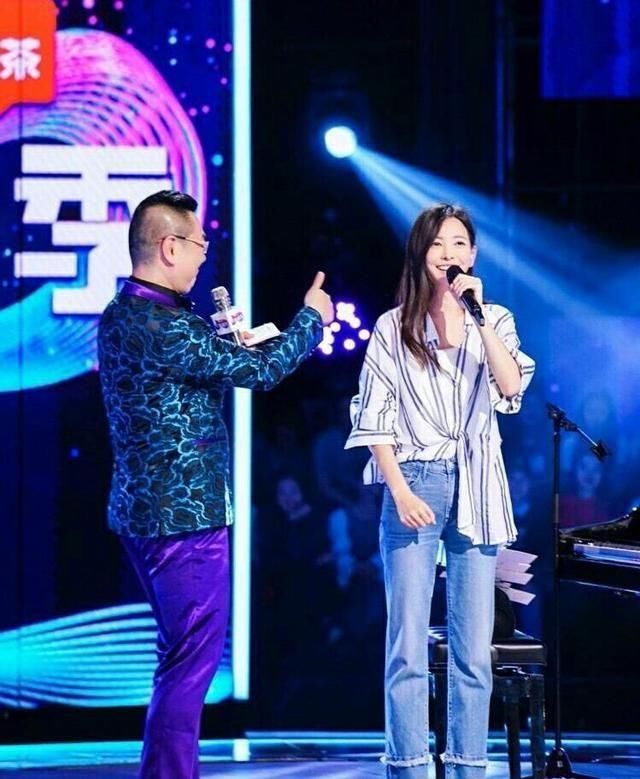 于文文耳环也太费心了，网友：这么大，你耳朵受得了吗？