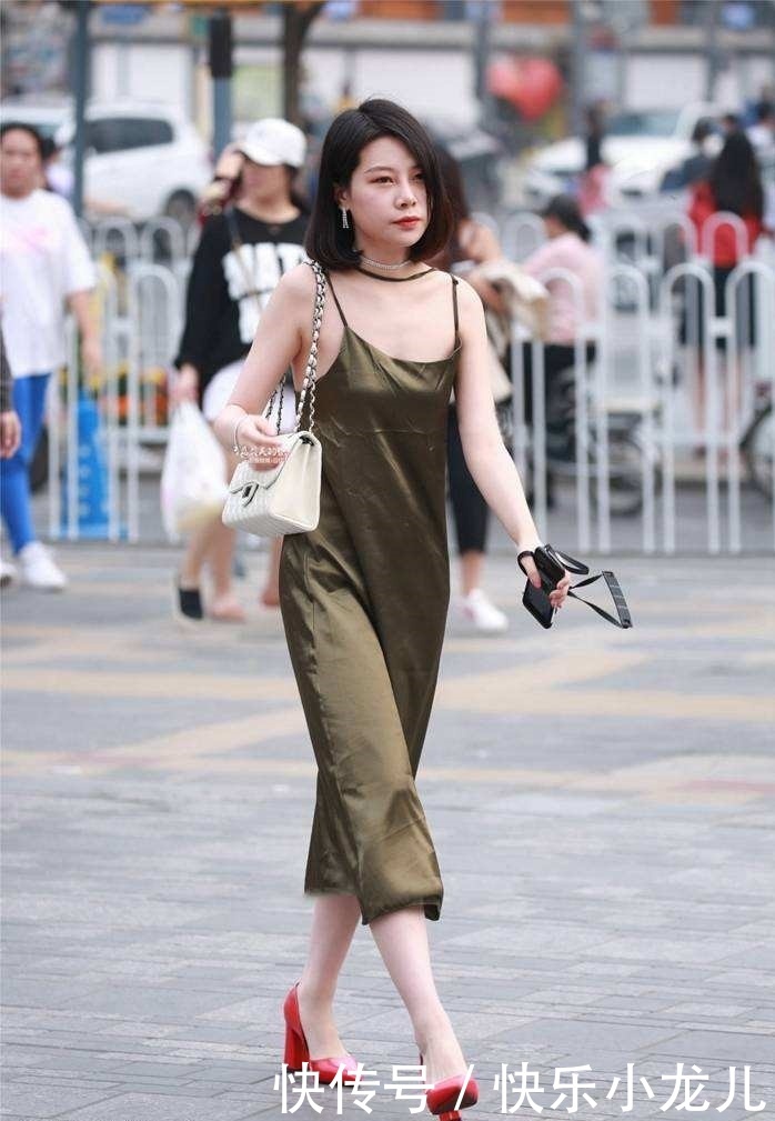 『清爽』丝绸吊带裙穿的像睡衣?get达人的穿搭技巧,清爽透气一气呵成