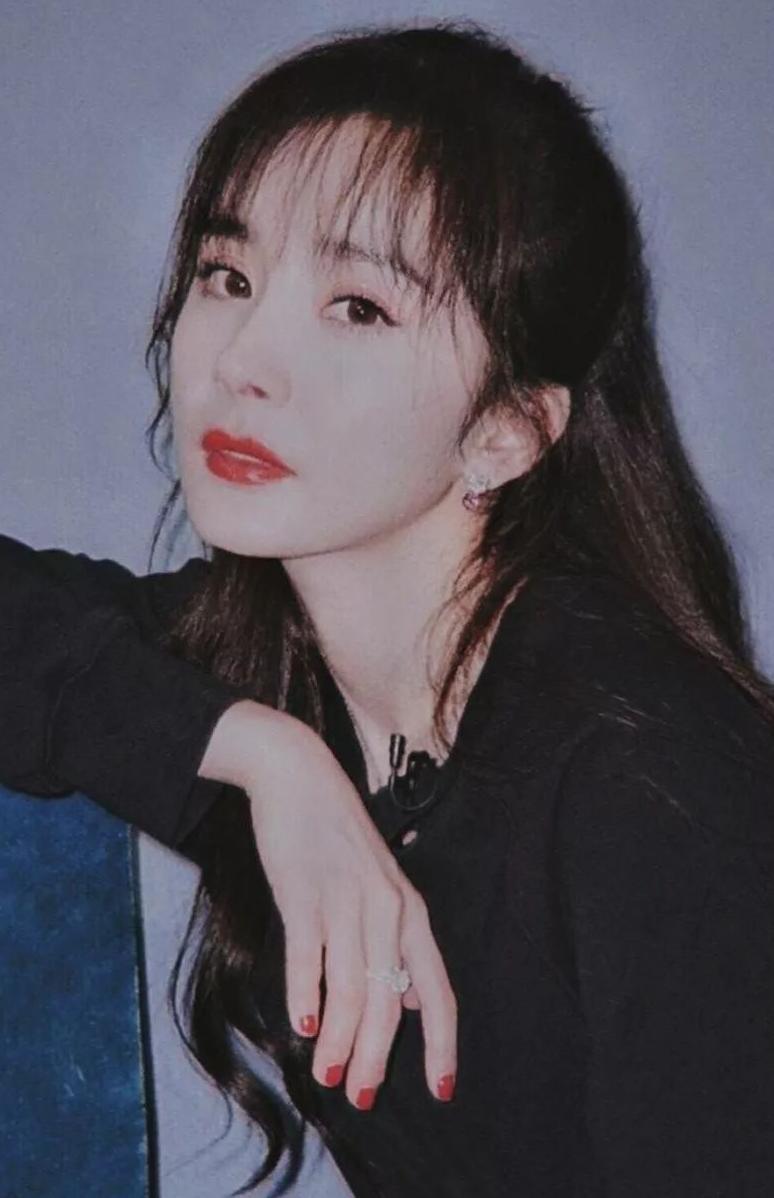 王大陆称林允“小朋友”？同款Q萌氧气刘海，韩国小姐姐自己在家