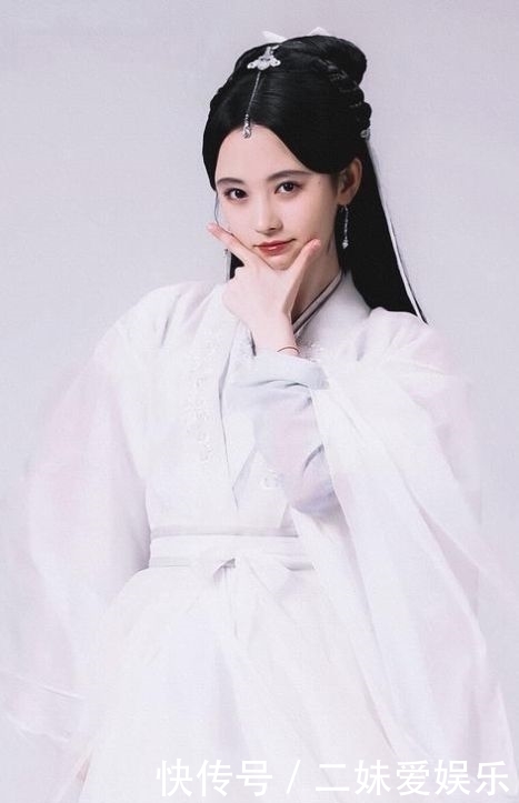  汉服：鞠婧炜穿汉服惊艳众人，力破白色汉服系凶服谣言，清新淡雅有气质