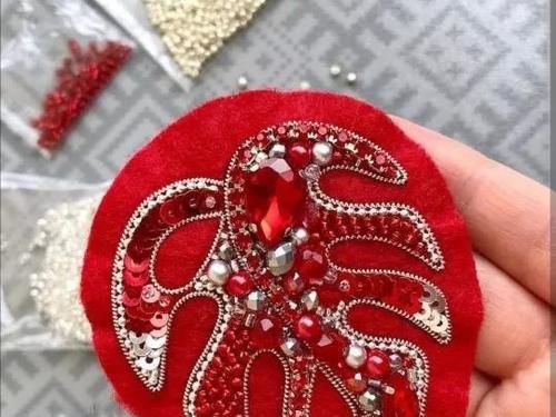 胸针@大大小小彩色的珠子怎么用?DIY手工珠绣胸针了解下,附教程