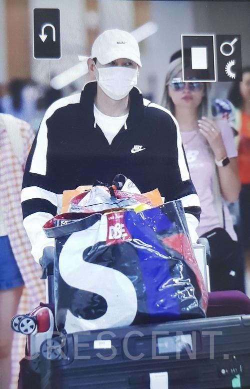 短暂的家族旅行结束!银赫仁川入境满载而归