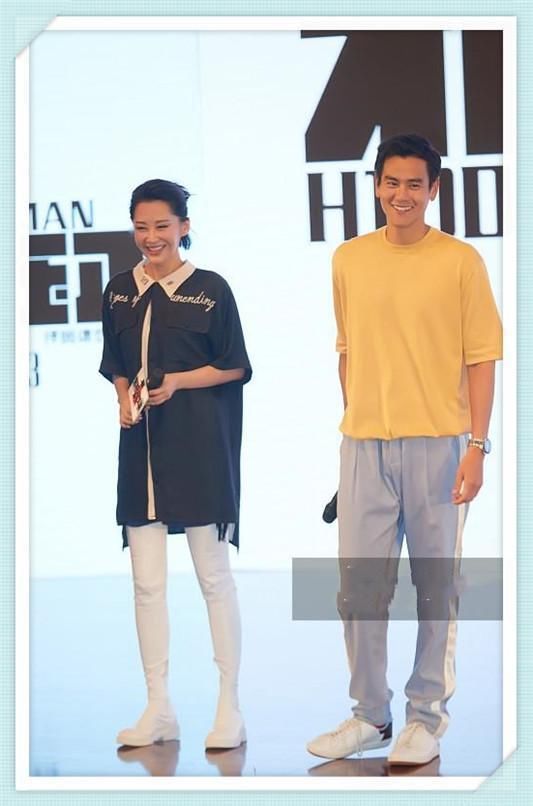 许晴太大胆了吧！竟把靴子当裤子穿，网友：羞的彭于晏都没眼看了