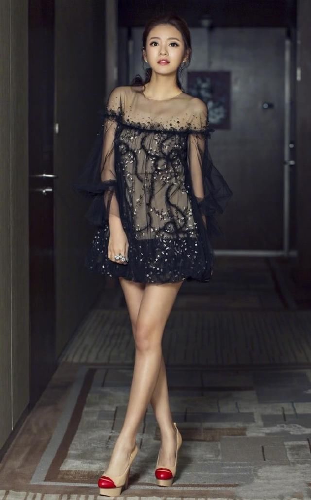 安以轩穿开叉裙现身，转身的瞬间我沉默了，网友：这谁受得了啊？