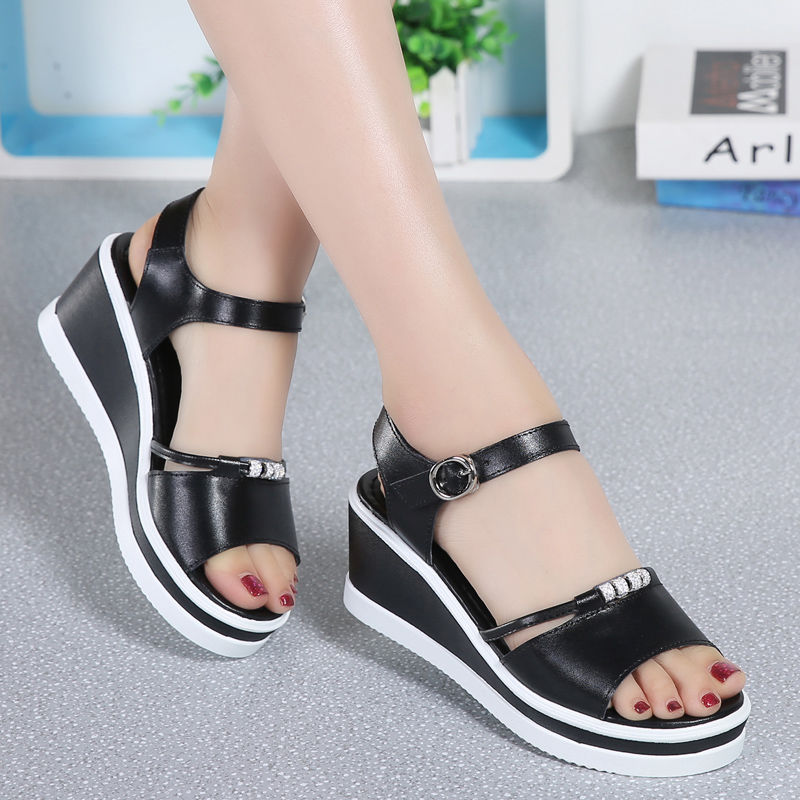 妈妈们不敢穿高跟鞋,但是走不稳?穿上这6双坡跟凉鞋,更显修长