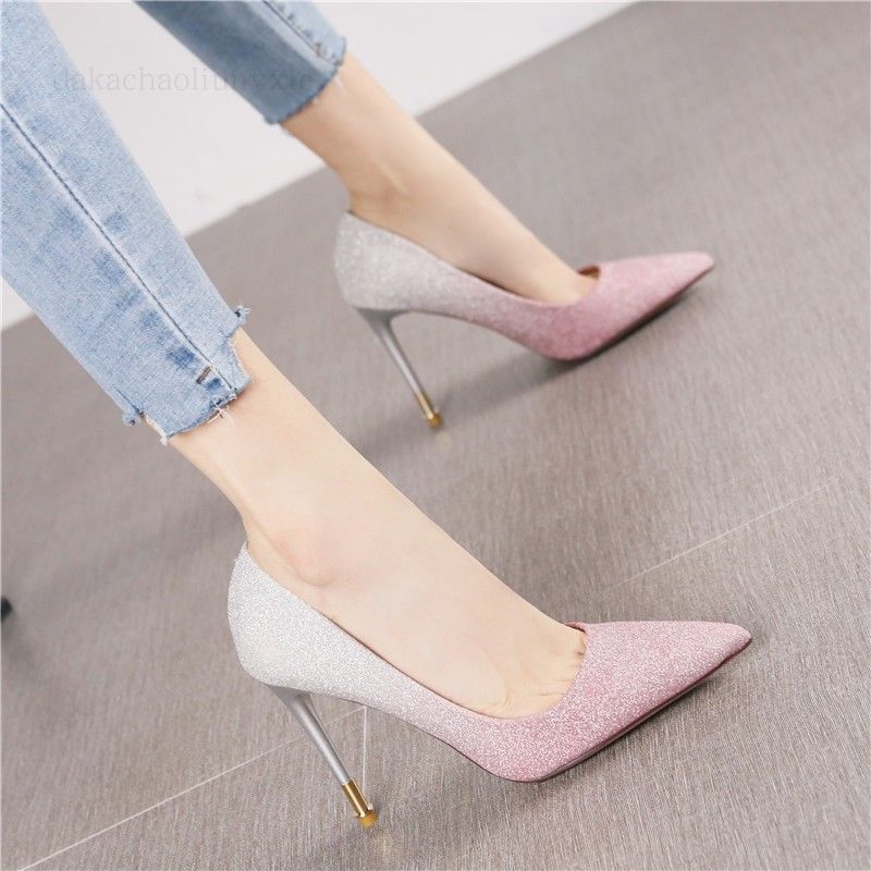 时髦精都爱穿细跟高跟鞋，拉长腿部线条秒变女神，尽显万种风情