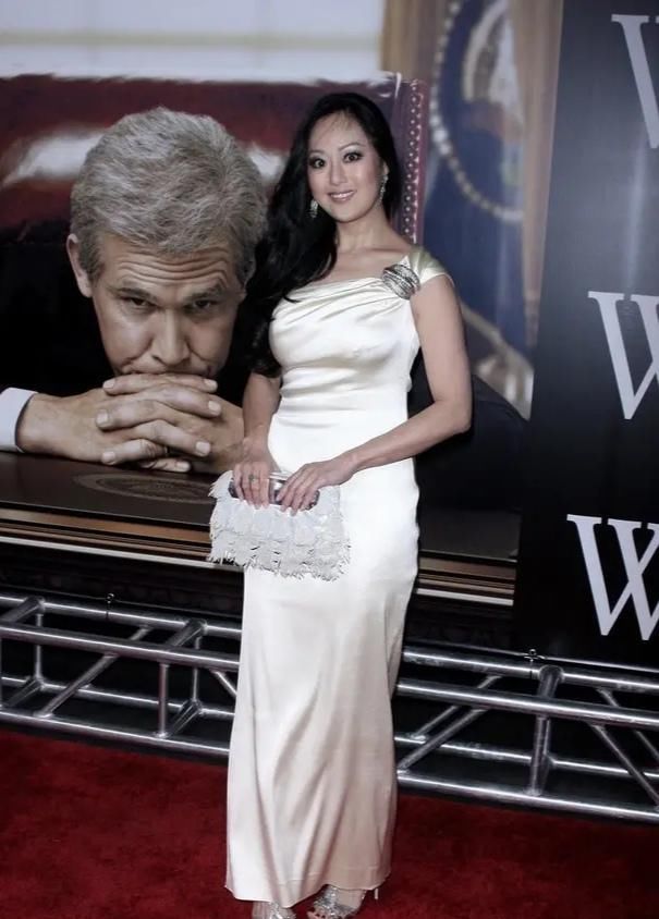  荷叶边：章小蕙也翻车了，一袭白色缎面裙好丰腴，画个烟熏妆眼睛大得吓人