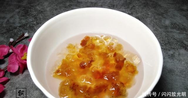  「女人」天干风大，这汤女人多喝，加雪梨炖，肌肤水嫩皱纹减，胜过敷面膜！