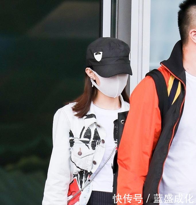 赵丽颖怀孕传言后再现身, 刻意穿紧身衣 肚子真是一目了然