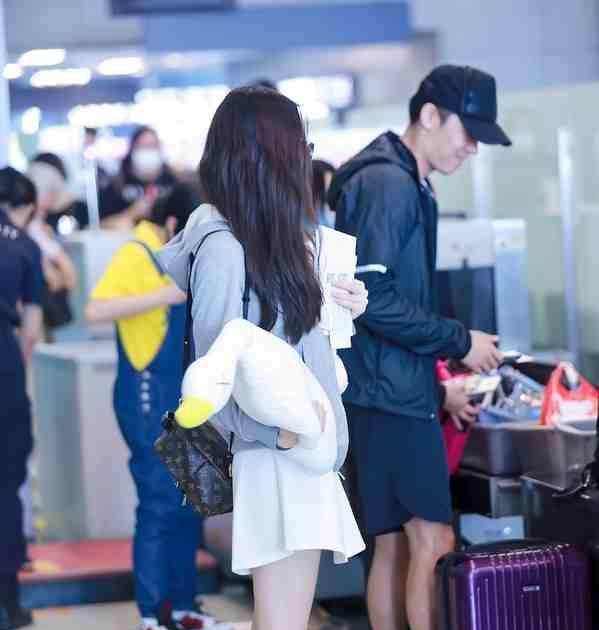 迪丽热巴街拍气场全开，长靴上身比起“老板”杨幂更有女神范！