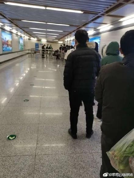  【社区】西安南窑头社区下班回家扫码排几百米队 网友：扎堆太危险