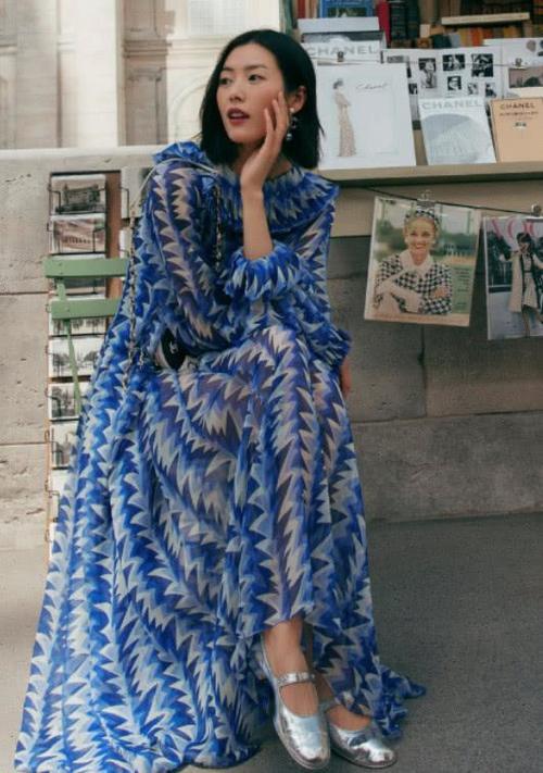 刘雯在鞋子上插根羽毛，虽然廉价但好看，这腿简直不给人活路！