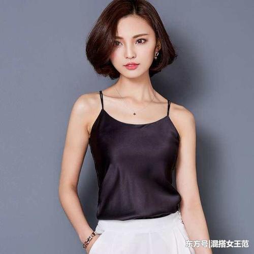 现在的姑娘真敢穿! 清凉性感的小衫直接穿出门, 美得让人窒息