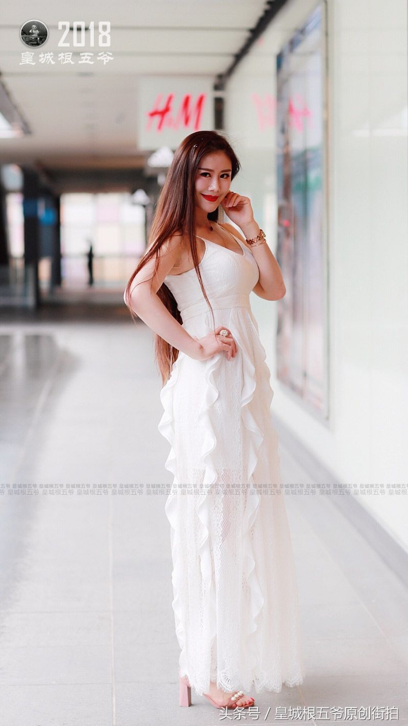 街拍:时尚又显女人味的着装，简单时尚又显窈窕身姿