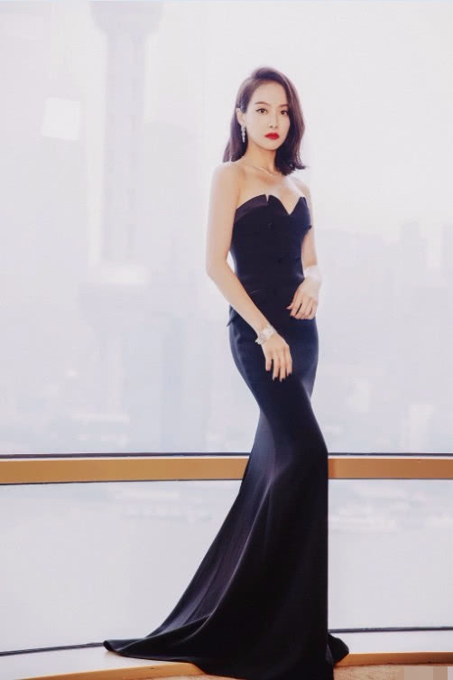 宋茜真厉害，仅在裙子上剪了两个小口子，瞬间美得让人害羞！