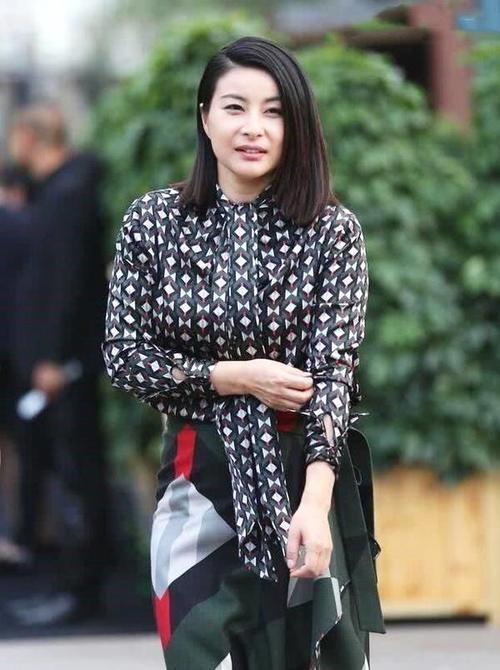 郭晶晶身材发福，衬衫被撑开太尴尬了，好奇豪门阔太吃了啥