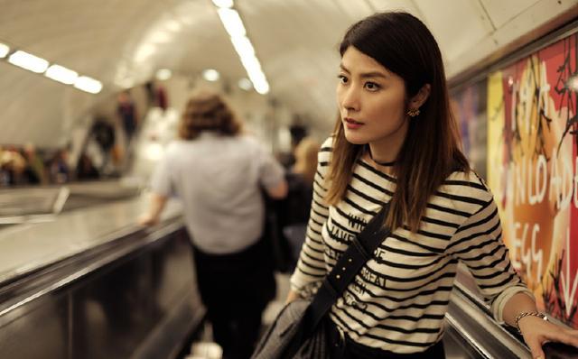 45岁陈慧琳亮相活动，身穿白色蛋糕裙来显嫩，却被鞋子毁了造型