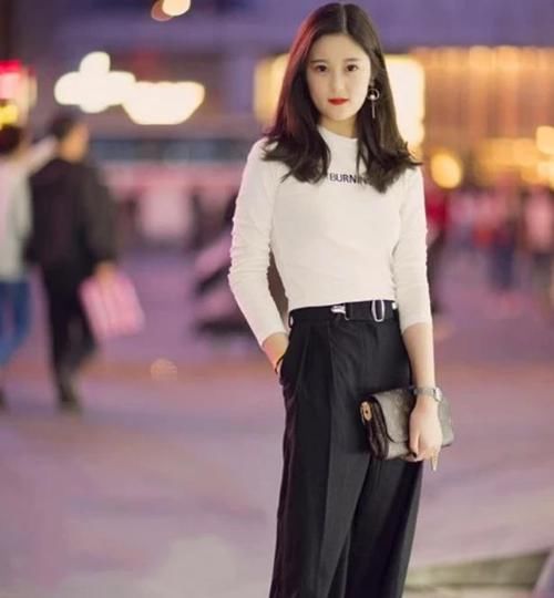  美女■街拍：艳若桃李的美女，一件黑色连衣裙外搭深色外套，时尚气质范