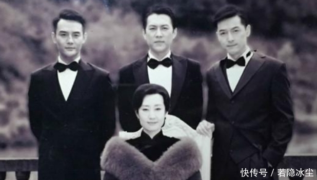 演艺圈:43岁靳东全家近照,二婚老婆是我们熟悉的她,儿子被称最帅星二代