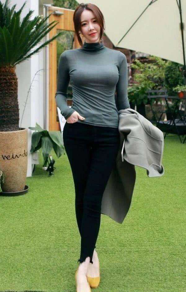 紧身裤更加的显精干，时髦大方，凸显时尚典雅！