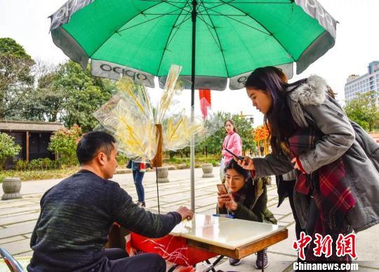 台湾青年体验“大陆年”：家人在 年味浓