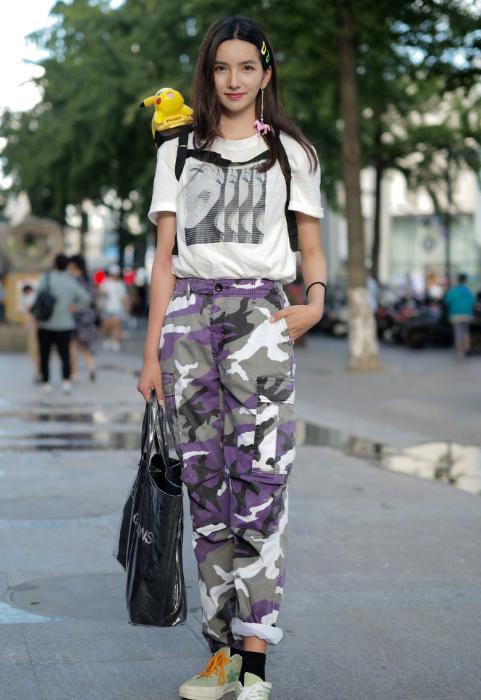 街拍：图六别致抹胸装出行，性感的“美人骨”，真是让人惊艳！