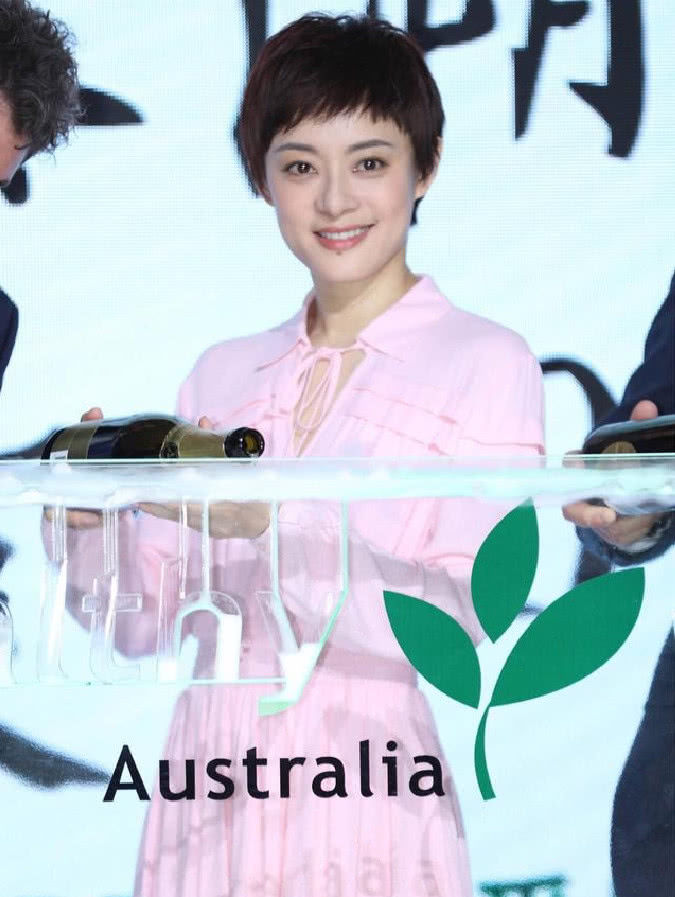 35岁孙俪穿粉裙，越看越少女，气质好怎么穿都还是美的。