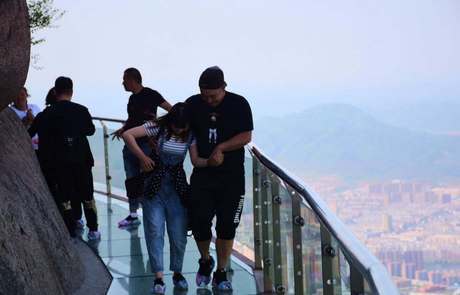 实拍高空玻璃栈道上的7张图 看后让您笑的合不拢嘴