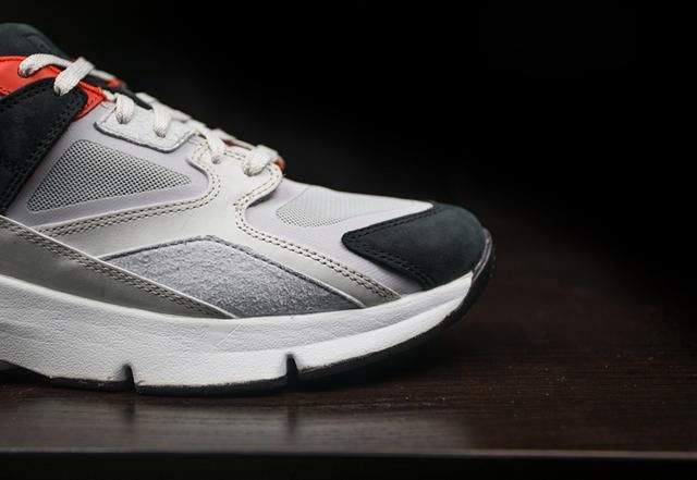 万万没想到，UA 首款老爹鞋如此惊艳！复古风纯正还有奢华用料！