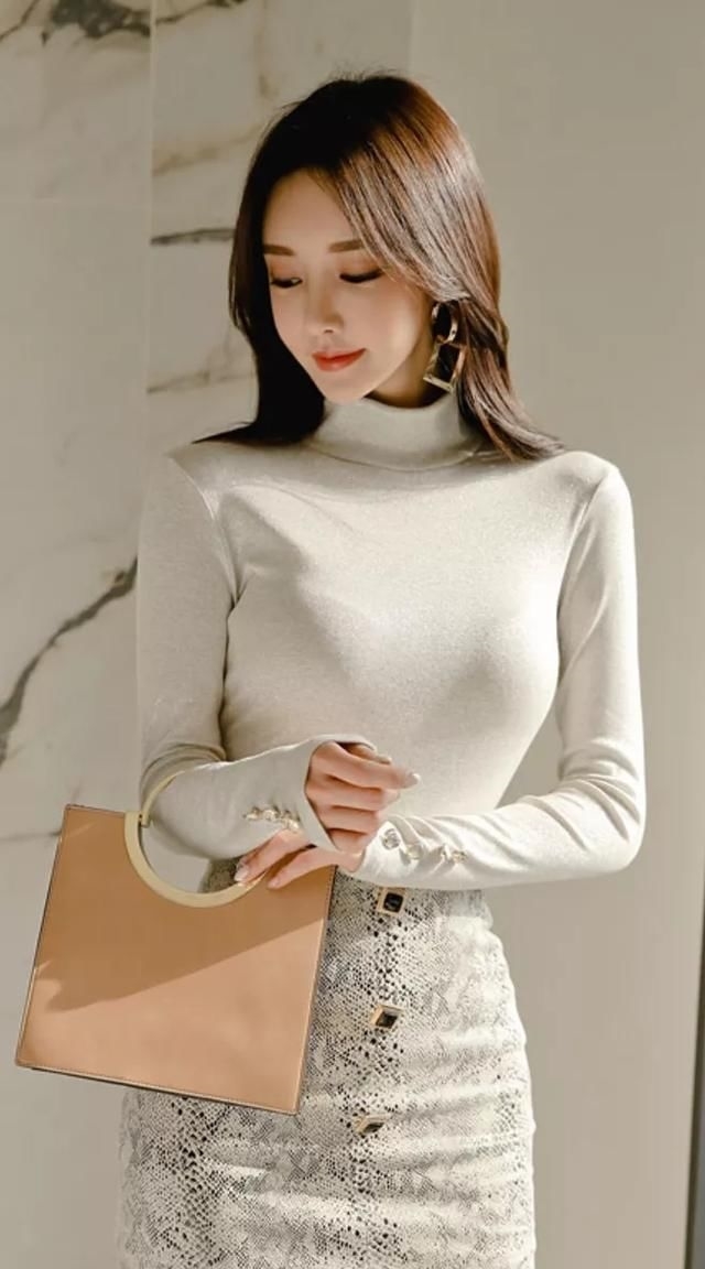 美女■包臀裙美女慵懒不乏女人味,给人眼前一亮的感觉