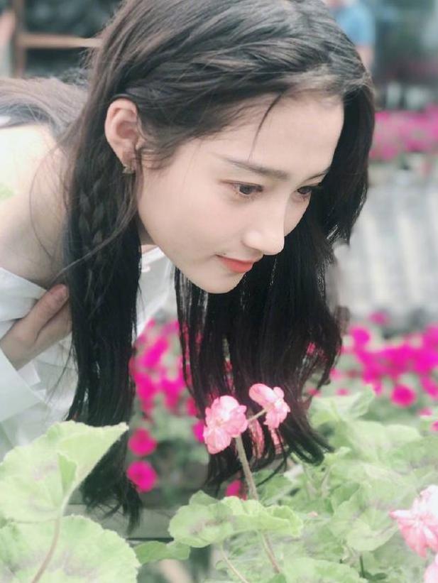 21岁关晓彤和26岁热巴同时撞衫，一个美如女神，一个却像路人