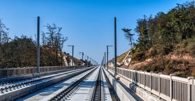  #高铁#陕西将建设的一条高铁线，将构成陕西南北向高铁主骨架，设站6座