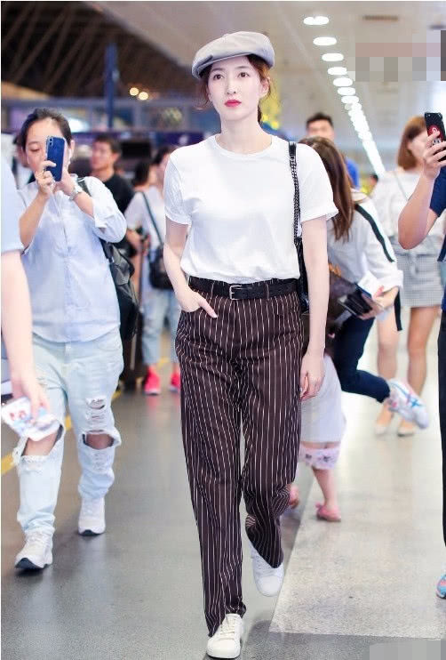 江疏影真是越来越会玩，衣领竟然比裤子还要长?却意外好看!