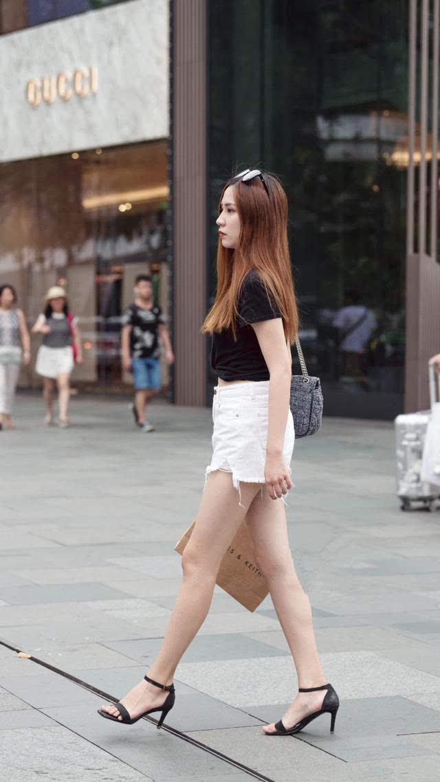 街拍美女高挑挺拔大长腿身形，最后一张看时间长了容易流鼻血!!