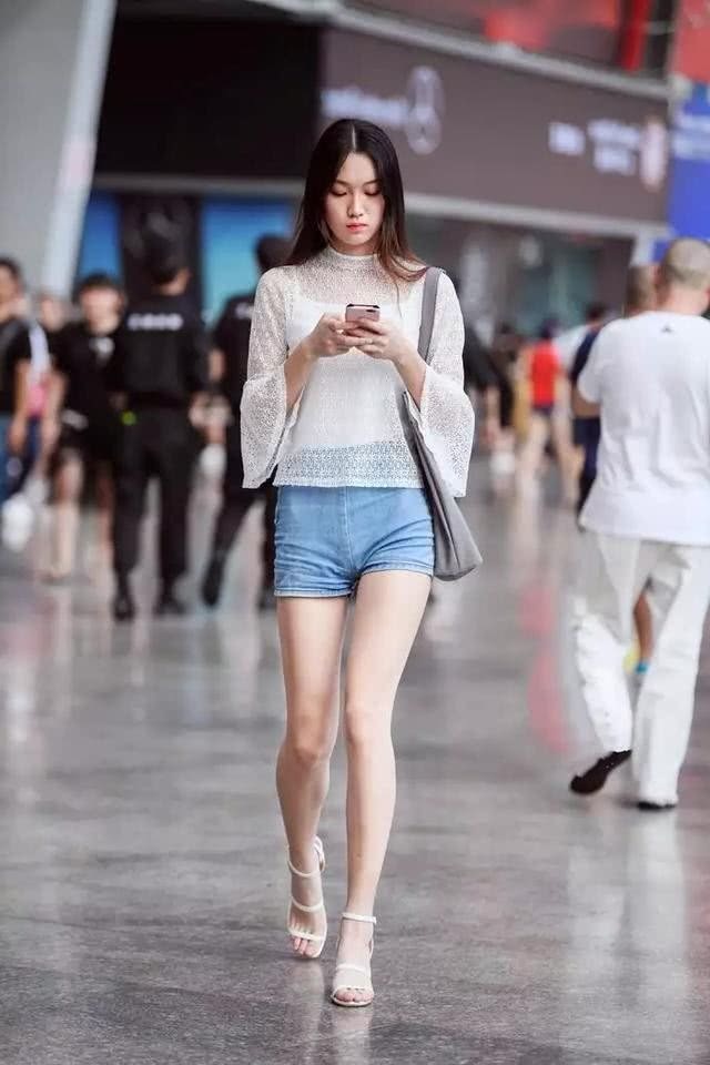 时尚尤物惊现街头，吊带紧身热裤性感迷人，图1堪称极品