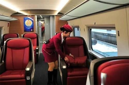  美女@高铁上男子一声“铁姐”逗乐众人，美女乘务员的回应赢得满
