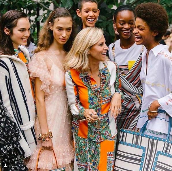 纽约时装周古力娜扎阿汤嫂比邻而座全程无互动,被孤立的中国小花