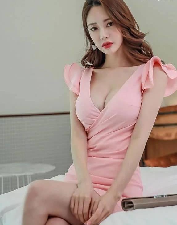 女人穿包臀裙凸显曼妙曲线，时尚有魅力！