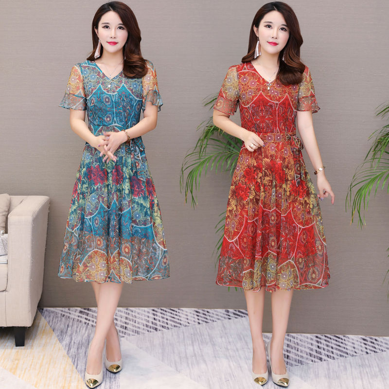 身材丰满的女人，建议穿这种收腰连衣裙，比旗袍洋气，女人味满满