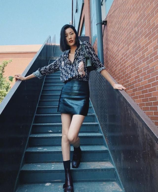  春夏：2020年的春夏，衬衫这样搭配，才足够的时髦有气质！