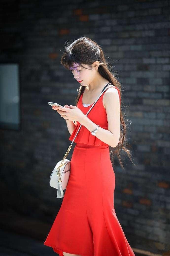 苗条的小姐姐穿着修身牛仔短裤，将小姐姐长腿拉伸的十分修长迷人