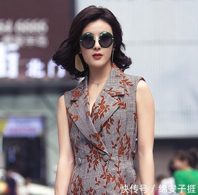 「丽人」街拍:时尚的小姐姐走路的样子,透着满满的自信!