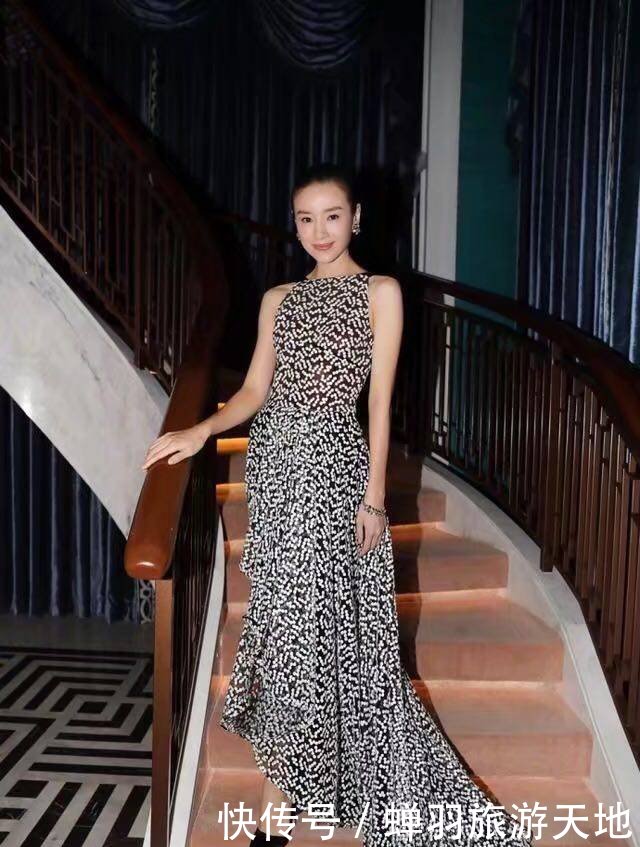 37岁董洁太会穿，黑白斑点裙又美了，网友却称密集恐惧症犯了！