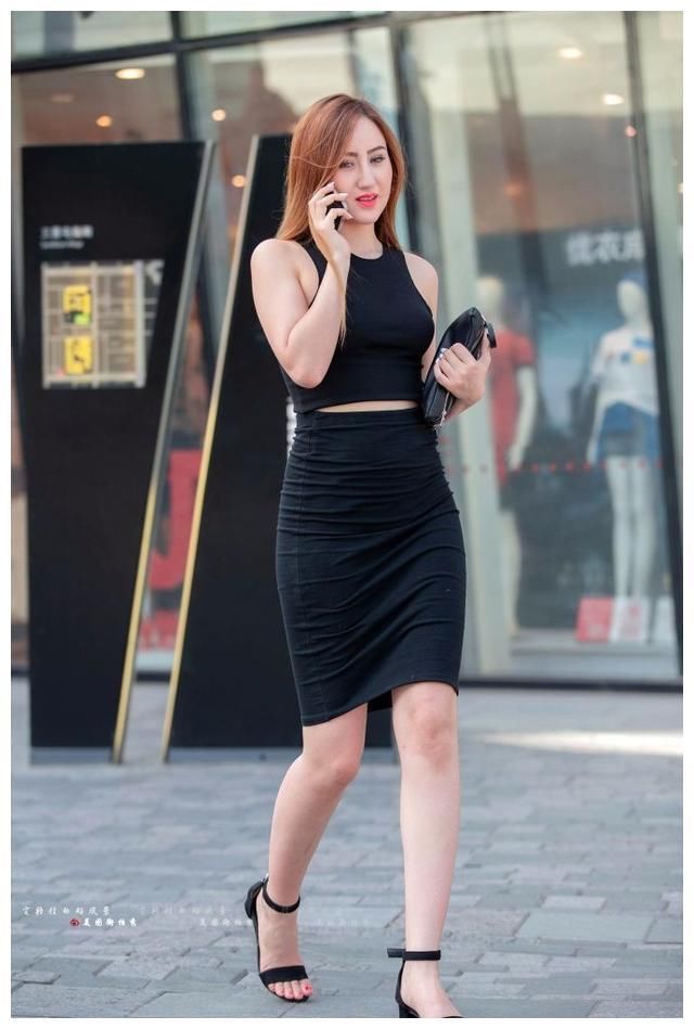 街拍:小姐姐一身黄色的紧身衣裤,勾勒出玲珑的曲线美