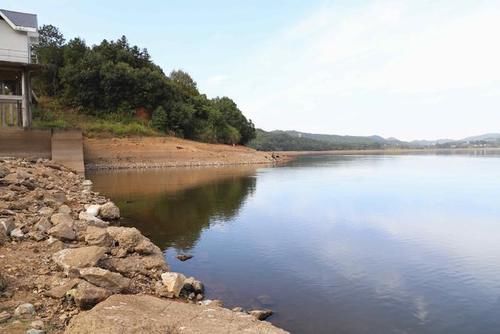  「干涸」直击旱情：降雨偏少 水库干涸
