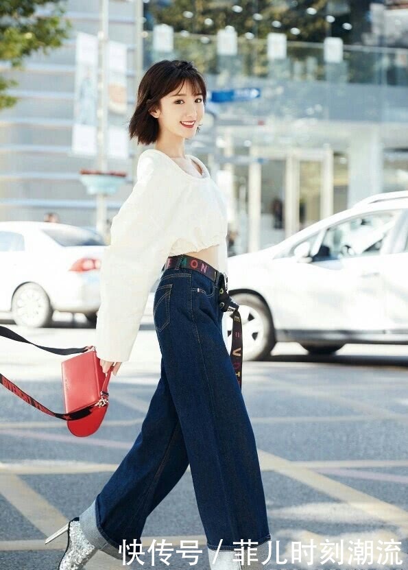 毛晓彤不得了！裙子穿得这么高级，脚下却搭配一双10元的拖鞋！